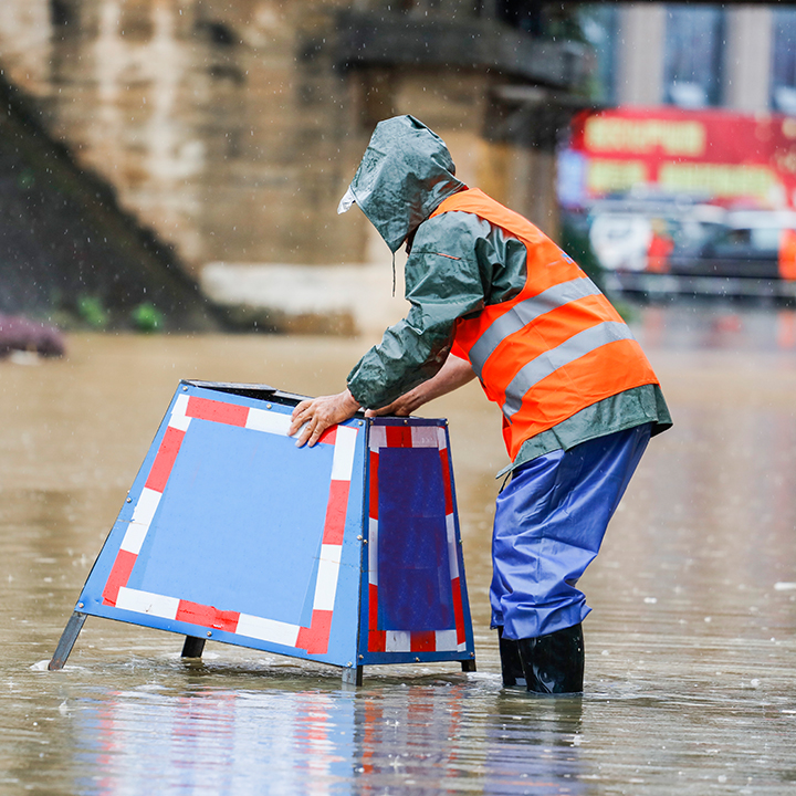緊急時(shí)刻勇當先, 眾志成城渡難關(guān)